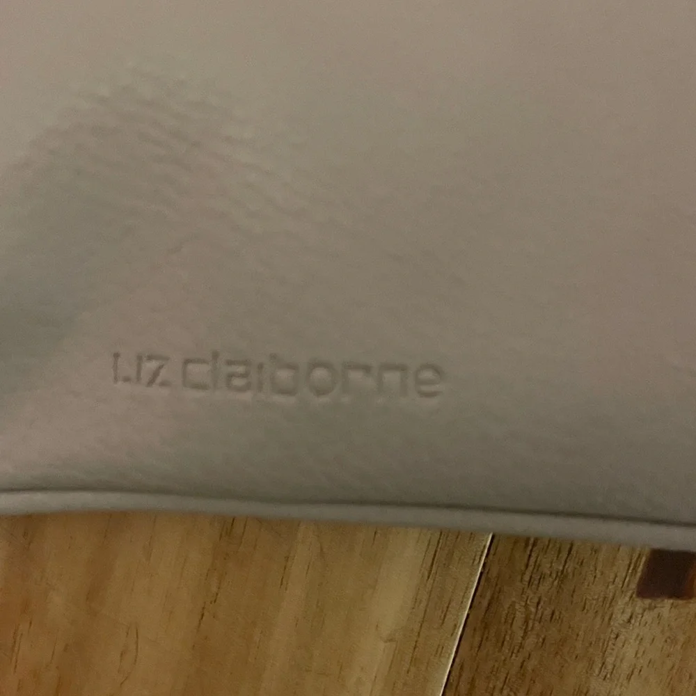 Liz Claiborne Light Gray Messenger Bag - Picture 3 of 6